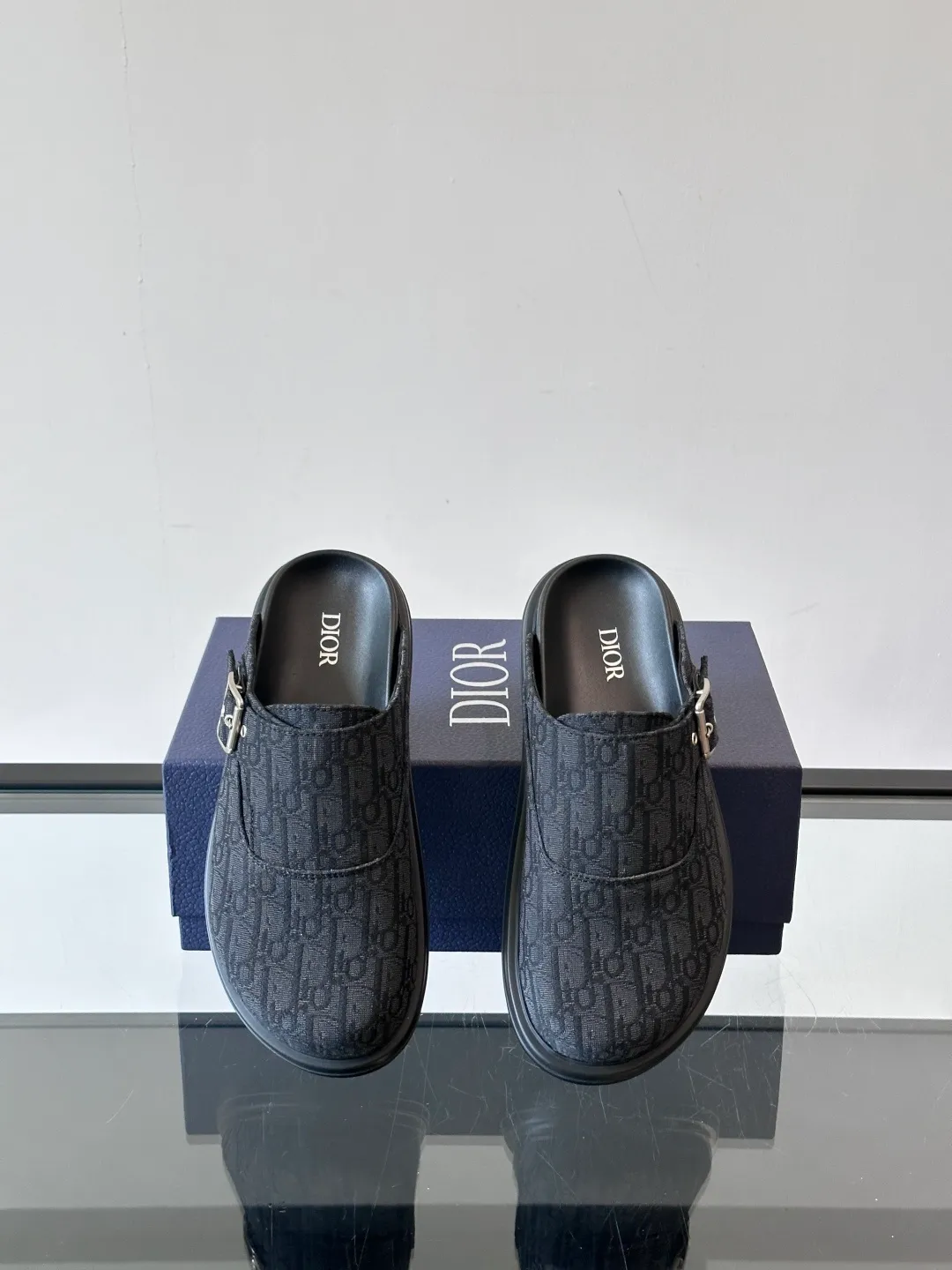 Men's Men's Shoes 💰360 [New Style] 🏃‍♂️🏃‍♂️Dior-Dior's new mules are new. I think the toe-toe mules are really cool for boys. They are Dior's most classic oblique print and are fashionable and comfortable. These Dior Aqua mules combine modern style and classic design. Beige and black Oblique printed fabric upper with adjustable straps and a metal-clad copper alloy Dior buckle for added style. Paired with black leather, rubber and EVA notch soles, they can be easily paired with a variety of casual outfits. size: 38-45 (38.45 customized)